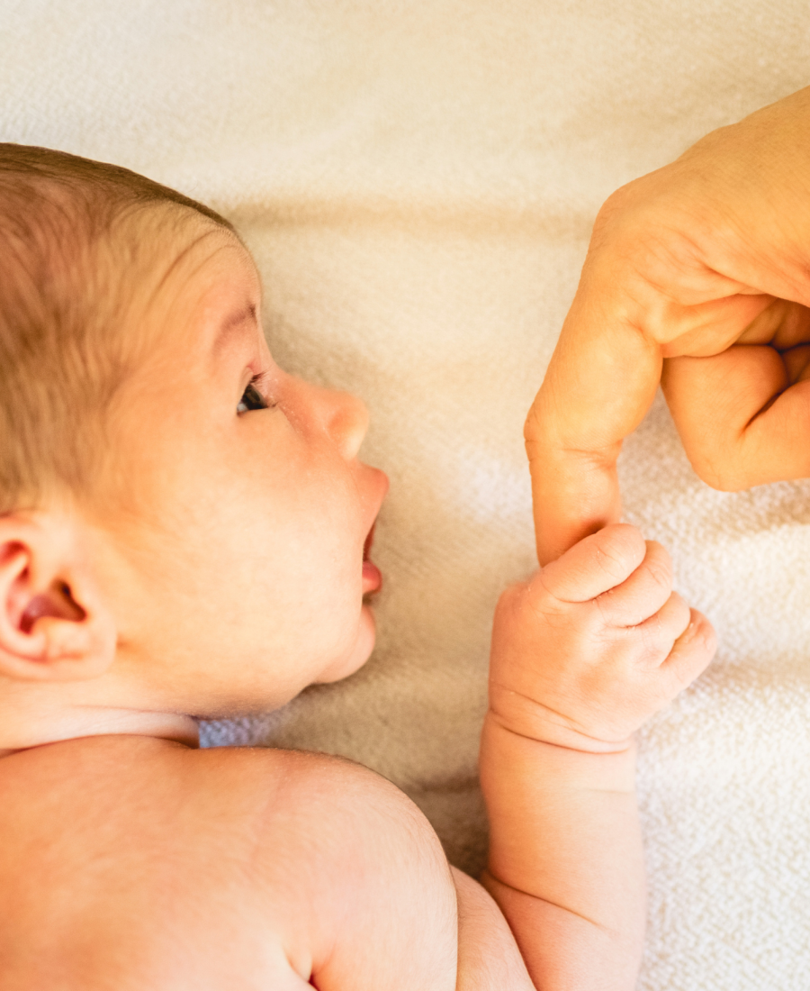 Babyschlafcoaching Baby mit Hand